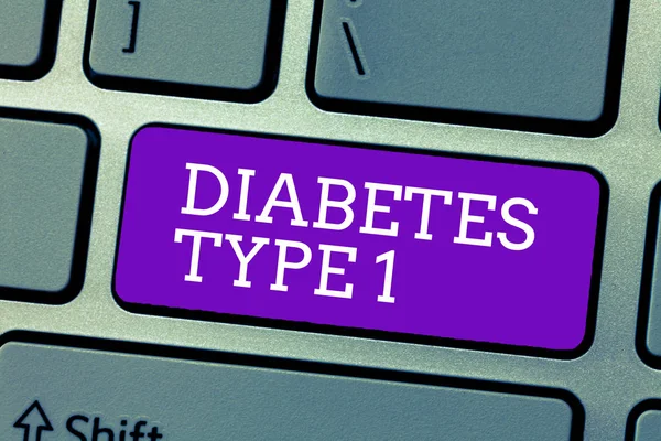 Word schrijven tekst Diabetes Type 1. Bedrijfsconcept voor aandoening waarbij de alvleesklier insuline weinig of geen — Stockfoto