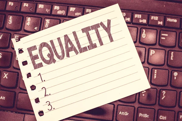 Написання тексту Рівність. Концепція, що означає стан рівності, особливо в правах або можливостях статусу — стокове фото