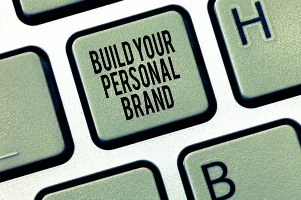 Panneau texte montrant Construire votre marque personnelle. Photo conceptuelle La pratique de se montrer marketing — Photo