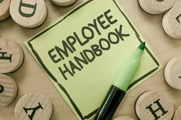 Konceptuální ručně psaného textu zobrazeno Employee Handbook. Obchodní fotografie představí dokument, který obsahuje operační postupy společnosti — Stock fotografie