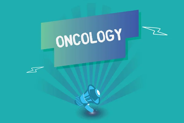 A escrever um bilhete a mostrar Oncologia. Foto de negócios mostrando ramo da ciência médica que lida com tumores, incluindo a origem — Fotografia de Stock