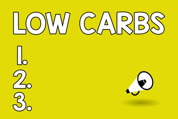 Texto de escritura de palabras Low Carbs. Concepto de negocio para Restringir el consumo de carbohidratos Dieta de análisis de pérdida de peso — Foto de Stock