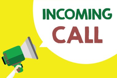 Kavramsal el gelen çağrı gösterilen yazma. İş fotoğraf metin gelen alınan arayan kimliği telefon sesli mesaj Vidcall adam holding megafon hoparlör konuşma balonu sarı arka plan.