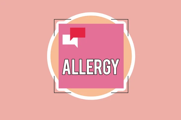 Escribiendo una nota que muestra alergia. Foto comercial que muestra la hipersensibilidad del sistema inmunitario hacia una sustancia particular —  Fotos de Stock
