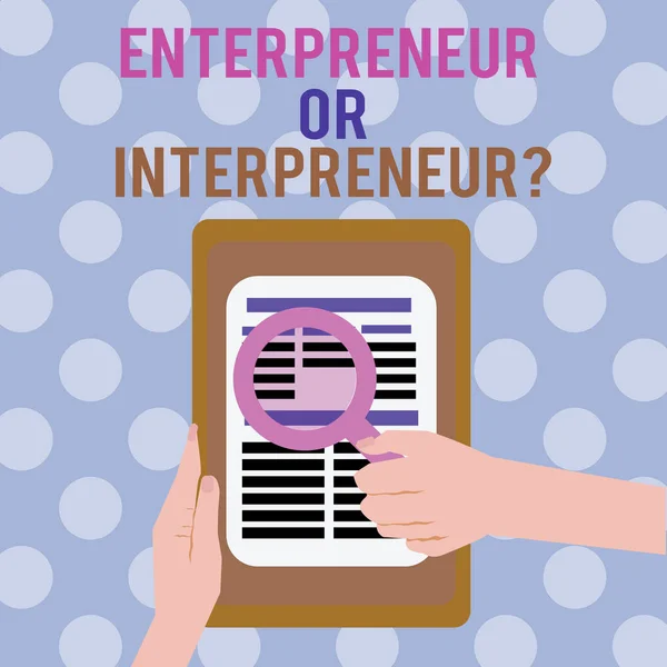 Signe texte montrant la question Entrepreneur ou Intrepreneur. Photo conceptuelle Nouvelle race de producteur au sein d'une entreprise — Photo