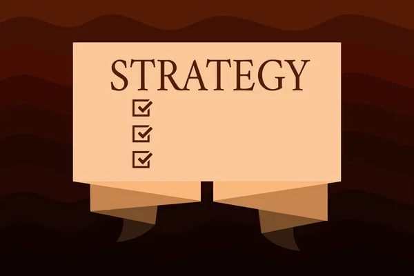 Manuscrito texto Estratégia. Conceito que significa plano de ação concebido para alcançar o objetivo de longo prazo ou global — Fotografia de Stock