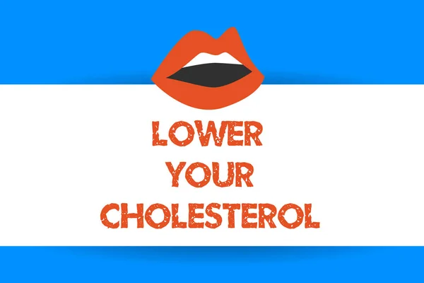 Escribiendo una nota que muestra "Baja tu colesterol". Exhibición de fotos de negocios Reducir la ingesta de alimentos grasos Hacer ejercicio regular — Foto de Stock