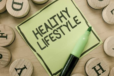 Kavramsal el sağlıklı yaşam gösterilen yazma. Canlı sağlıklı Engage vitrine fiziksel aktivite ve egzersiz iş fotoğraf