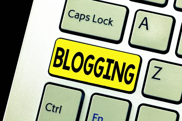 Note d'écriture montrant Blogging. Photo d'affaires mettant en valeur le matériel écrit pour un blog Communication numérique moderne en ligne — Photo