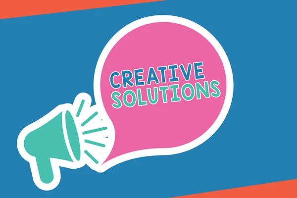 크리에이티브 솔루션 (Creative Solutions) 을 작성 한다. 문제를 해결하는 독창적 이고 독특 한 방법에 대한 개념 — 스톡 사진