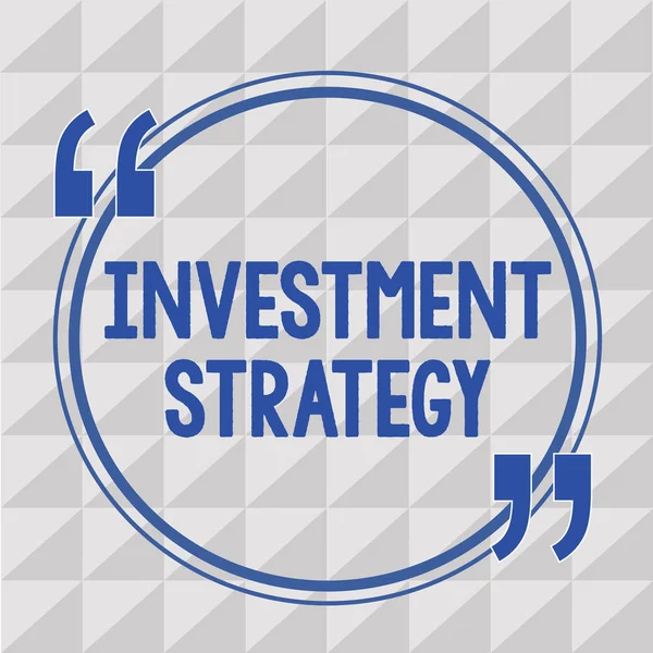 Sinal de texto mostrando estratégia de investimento. Foto conceitual Conjunto de Regras Procedimentos Comportamento Um Guia para um Investidor — Fotografia de Stock