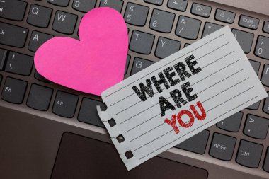 Word metin Where Are You yazma. İş kavramı için bize yer adresi yönü işaret başvuru küllü bilgisayar klavye ile sarı düğmeye siyah ve kırmızı metin.