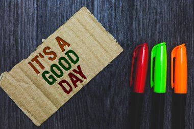 S gösterilen Not A Good Day yazıyor. İş fotoğraf vitrine mutlu zaman büyük vibes hayattan zevk için mükemmel güzel karton harflerle gri ahşap Resepsiyon renkli kalemler üzerinde sırası koydu..