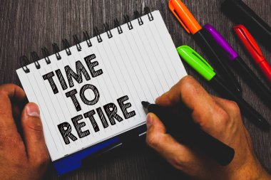 Word metin için zaman emekli yazma. İş kavramı almak yaşlı yaşta elinde kalem ve kağıt kelime yalan yakınındaki kroki tutan bazı kalem odunsu masa üzerinde çalışan emekli durumu durdurmak için.