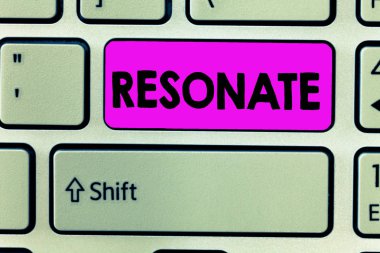 El yazısı metin yankı. Üretmek veya derin tam reverberating ses ile elektrik doldurulması anlam kavramı