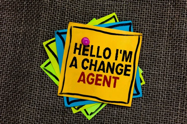 Signo de texto que muestra Hello I am A Change Agent. Foto conceptual Promover y permitir la evolución de la diferencia nuevo Negro bordeado de diferentes colores pegajoso palo de notas junto con el alfiler en el saco de yute . — Foto de Stock