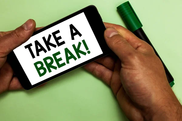 Escrevendo uma nota mostrando Take A Break. Foto de negócios mostrando Resting Pare de fazer algo tempo de recreação sair do trabalho Mão humana segurar iPhone com textos tocados marcador verde . — Fotografia de Stock