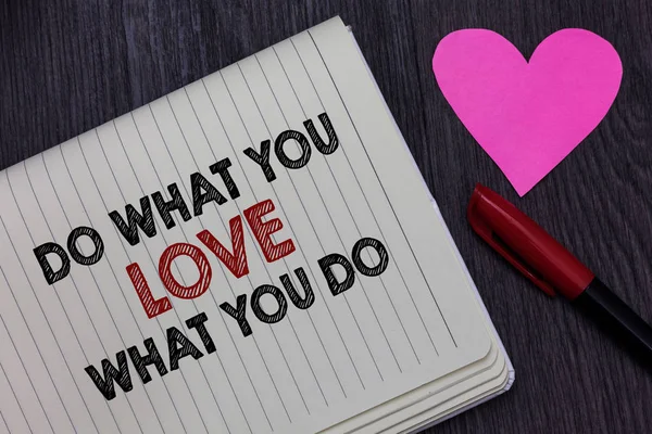 Пишу записку, показывающую "Делай то, что любишь". Делать вещи, которые мотивируют вас Страсть Strikethrough слова на блокноте любовь сердце ручка на черноватый деревянный стол . — стоковое фото