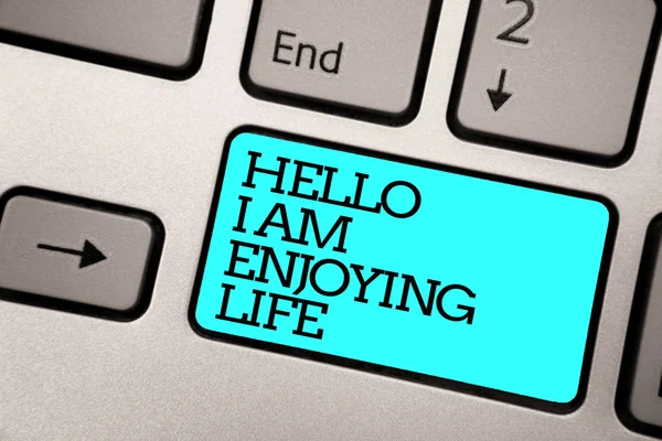 Tanda teks menunjukkan Hello I Am Enjoying Life. Foto konseptual Selamat gaya hidup santai Nikmati hal-hal sederhana Keyboard komputer abu-abu perak dengan tombol biru teks hitam tertulis . — Stok Foto