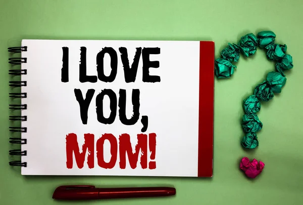 Scrivere un biglietto che mostri Ti voglio bene, mamma. Business photo showcase Loving messaggio sentimenti emotivi affetto caldo dichiarazione Celadon colore sfondo rosso lato blocco note lettere verde query mark . — Foto Stock