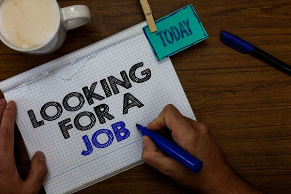 显示正在找工作的书写笔记。商业照片展示失业寻找工作招聘人力资源手拿笔咖啡杯蓝色笔回形针在木桌上. — 图库照片