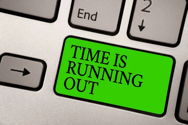 Schrijven van notitie weergegeven: Time Is Running Out. Zakelijke foto presentatie Deadline nadert urgentie dingen kunnen niet wachten zilveren grijs computer toetsenbord groene knop met zwarte letters. — Stockfoto