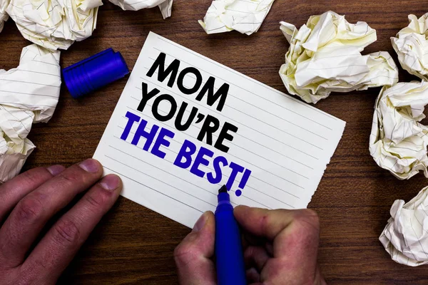 Menulis catatan yang menunjukkan Mom You re are The Best. Foto bisnis menunjukkan apresiasi untuk ibumu cinta perasaan memuji tangan memegang penanda menulis kata-kata kertas hamburan lob di sekitar meja kayu . — Stok Foto