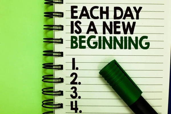 Tekst pisma każdy dzień jest A New Beginning. Pojęcia, co oznacza, codziennie rano, można uruchomić ponownie inspiracji napisane litery i cyfry na Notatnik wyluzowany zielony znacznik zielony. — Zdjęcie stockowe
