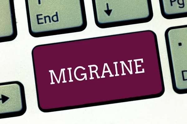 Escribiendo nota mostrando migraña. Foto de negocios que muestra dolor de cabeza pulsátil recurrente que afecta a un lado de la cabeza —  Fotos de Stock