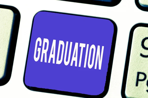 文字书写文本毕业 获得或授予学位文凭证书的商业概念 — 图库照片
