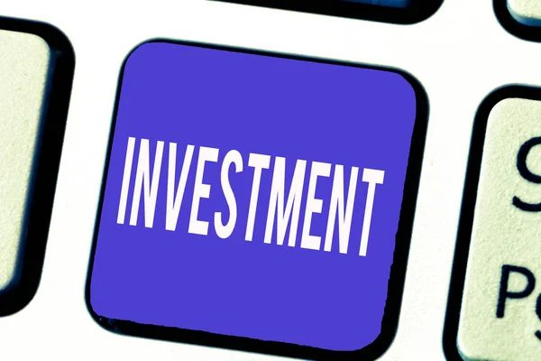 Parola scrittura testo Investimento. Business concept per Azione o processo di investimento di denaro per ottenere profitto — Foto Stock