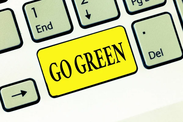 Parola scrittura testo Go Green. Concetto di business per prendere decisioni più rispettose dell'ambiente come ridurre il riciclaggio — Foto Stock