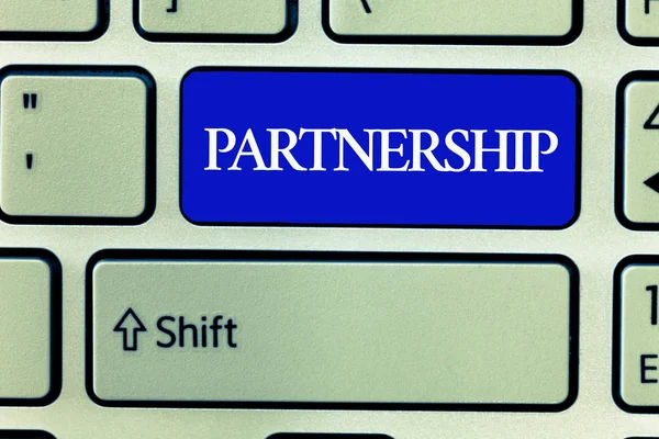 Szöveg jel partnerség mutatja. Fogalmi fénykép két vagy több találat partneri együttműködés egység Szövetsége — Stock Fotó