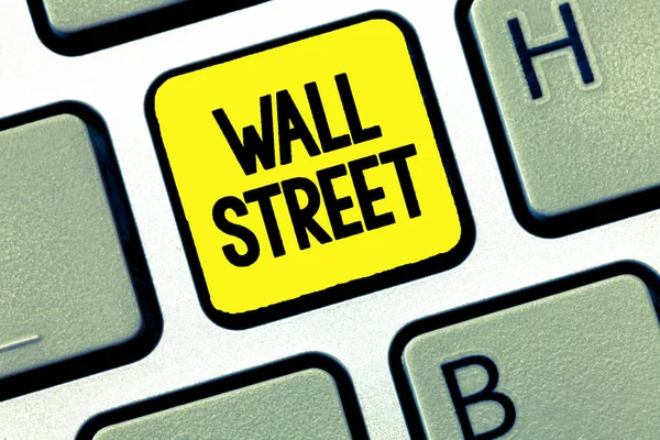 Word tekst intoetsen Wall Street. Businessconcept voor het huis van het hoofdkwartier van de New York Stock Exchange verzekeringsmakelaars — Stockfoto
