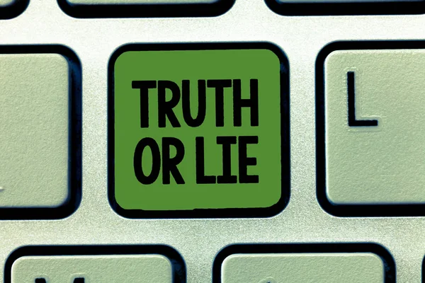 単語がテキストの真実または嘘を書きます。正直不正選択疑問を決定されている間の決定のためのビジネス コンセプト — ストック写真