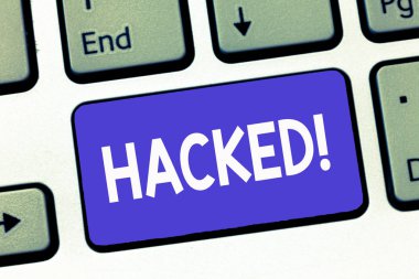 Hacked gösterilen Not yazma. İş fotoğraf vitrine sistem veya bilgisayar siber suç verilere yetkisiz erişim elde