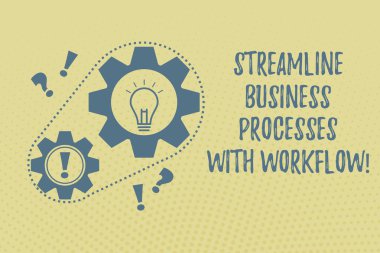 Düzene iş süreçleri ile iş akışı gösterilen Not yazma. İş fotoğraf vitrine bilgisayar sosyal medya süreç zinciri çevreleyen büyük ve küçük vites ampul noktalama işareti simgesiyle.