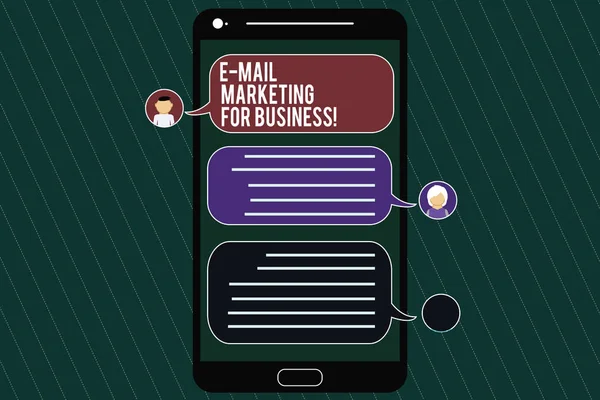 Word pisanie tekstu E Mail Marketing dla biznesu. Koncepcja biznesowa dla Mailing jako reklama strategie kampanii Mobile Messenger ekranu z czat głowy i puste pęcherzyki mowa kolorów. — Zdjęcie stockowe