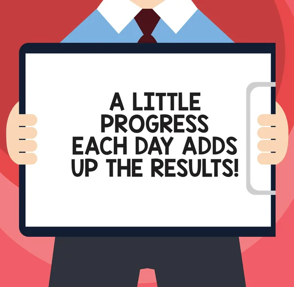 Escrever texto A Little Progress Every Day Adds Up The Results (em inglês). Conceito significado Vá passo a passo para o seu objetivo Man in Suit Standing Segurando Horizontalmente Clipboard com papel em branco . — Fotografia de Stock