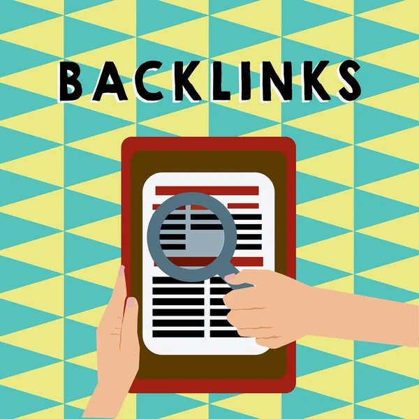 Het schrijven van nota tonen van Backlinks. Zakelijke foto presentatie van inkomende hyperlink van een webpagina naar een andere grote website Hand houden Magnifying Glass Lees artikel of zoek op Tablet. — Stockfoto