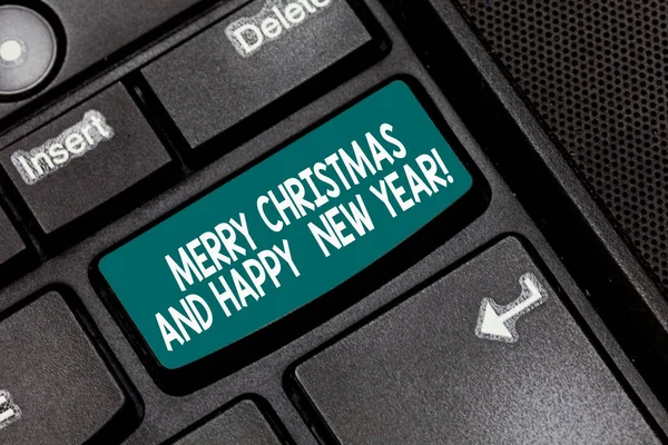 Kavramsal el neşeli Noel ve mutlu yeni yıl gösterilen yazma. İş fotoğraf metin Holiday Sezon selamlar kutlamalar klavye niyeti bilgisayar ileti fikir oluşturmak için anahtar. — Stok fotoğraf