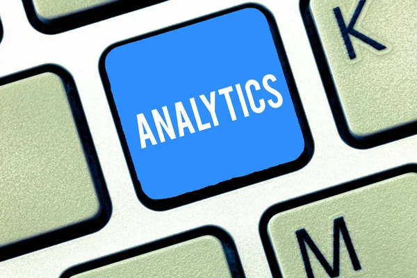 Χειρόγραφο κείμενο γράφοντας Analytics. Έννοια έννοια συστηματική υπολογιστική ανάλυση δεδομένων στατιστικές ή infos πλήκτρο πληκτρολογίου πρόθεση να δημιουργήσει μήνυμα υπολογιστή, πιέζοντας το πλήκτρο πληκτρολόγιο ιδέα. — Φωτογραφία Αρχείου