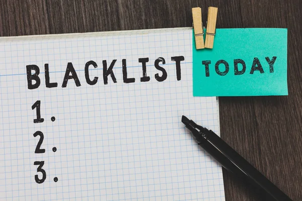 Escrevendo nota mostrando Blacklist. Foto de negócios mostrando lista de exibição ou grupos considerados inaceitáveis ou não confiáveis Pinos de página de caderno aberto segurando marcador de lembrete fundo de madeira . — Fotografia de Stock
