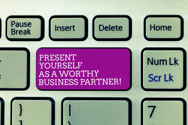 Conceptuele hand schrijven tonen aanwezig jezelf als een waardig Business Partner. Zakelijke foto tekst goede introductie van jezelf Keyboard willen maken van computer bericht toetsenblok idee. — Stockfoto