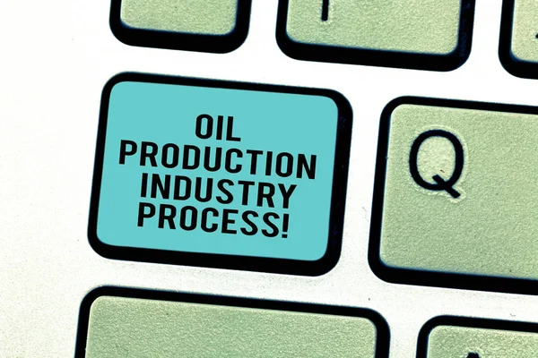 단어 쓰기 텍스트 석유 생산 산업 과정. 석유 회사 산업 처리 키보드 키 누르면 키패드 아이디어 컴퓨터 메시지를 만들려고 의도 대 한 비즈니스 개념. — 스톡 사진