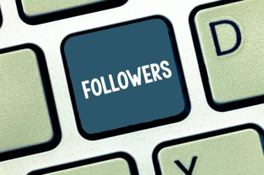 Takipçileri gösterilen Not yazma. Kim destekler ve belirli gösteren hayran gösteren vitrine iş fotoğraf veya fikirler klavye bilgisayar ileti tuş takımı fikir oluşturmak için niyet.