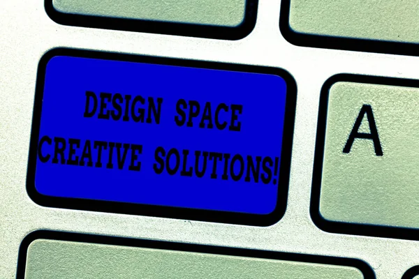 Ordet skriver text Design Space kreativa lösningar. Affärsidé för kreativitet innovativa idéer uppfinningar tangent avsikt att skapa dator meddelande genom att trycka på knappsatsen idé. — Stockfoto