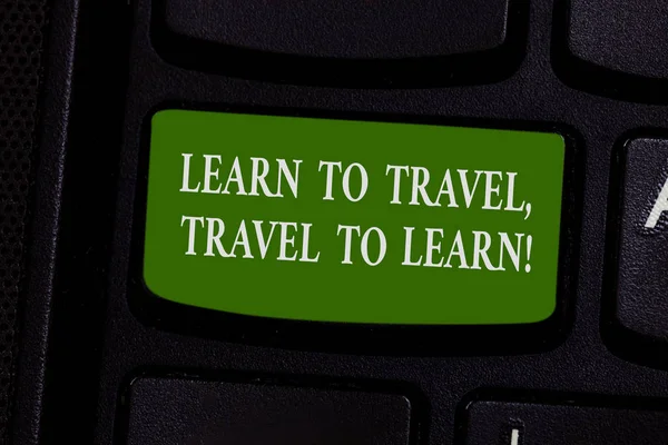 テキスト学習を学ぶ旅行旅行への書き込みの単語。新しいもの文化キーボードのキーのキーパッドのアイデアを押すとコンピューターのメッセージを作成する意図を学習するために旅行のためのビジネス コンセプト. — ストック写真