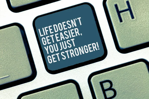 Texto de escritura de palabras Life Does T Get Easier You Just Get Stronger. Concepto de negocio para Inspiración para seguir adelante Teclado clave Intención de crear mensaje de ordenador, pulsando el teclado idea . —  Fotos de Stock