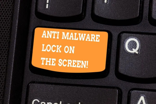 A kézírás szöveg írása Anti Malware bezár-ra a képernyő. Koncepció, azaz biztonsági biztonsági ellen malware szaggató köhögés billentyű szándékát, hogy hozzon létre a számítógép üzenetet, nyomja meg a billentyűzet ötlet. — Stock Fotó